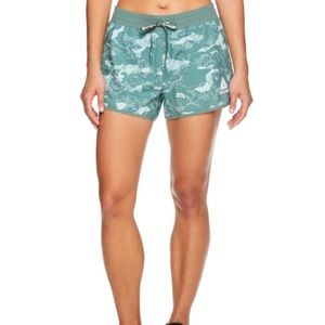 NWT Women's green camo Reebok active shorts size L